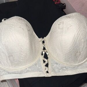 Cacique White Lace Bra can be worn with straps or strapless-in great condition